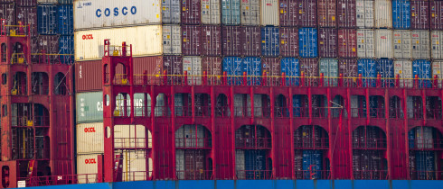Container Frachter Cosco Shipping Leo an seinem Liegeplatz am Hutchison Ports ECT Euromax