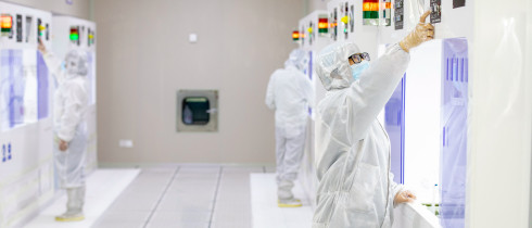 A worker makes and tests semiconductor power device chip products at a workshop of a microelectronics company in Binhai New Area, Hai 'an City, East China's Jiangsu Province, March 23, 2023.