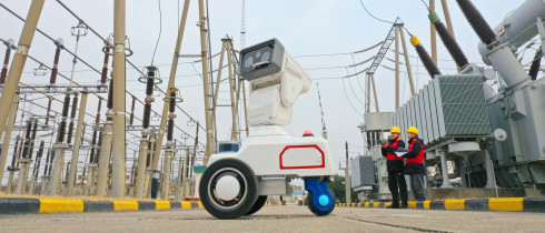 A 5G intelligent inspection robot works with operation and maintenance personnel to inspect power supply equipment at dingyuan Station of the Beijing-Shanghai High-speed Railway in Chuzhou, East China's Anhui Province, Jan. 17, 2022.