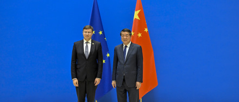 He Lifeng and Valdis Dombrovskis before the 10th China-EU HLED in Beijing, Sep 25, 2023