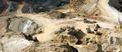An excavator loads trucks with rare earth at a mine in Mojiang Hani Autonomous County, Simao city, southwest Chinas Yunnan province, 18 March 2008. 