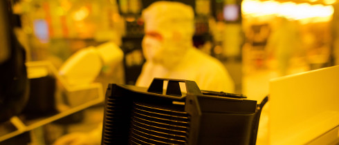 Wafer (Halbleiterscheiben) werden am 16.06.2017 in einem Gelbraum eines Wafer fabs (Halbleiterwerk) von Bosch in Reutlingen (Baden-Württemberg) auf mögliche Fehler kontrolliert