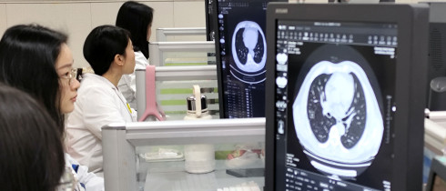 A radiologist at Shaoxing Central Hospital performs rapid and accurate diagnosis with the help of an AI image analysis system in Shaoxing, Zhejiang province, China.