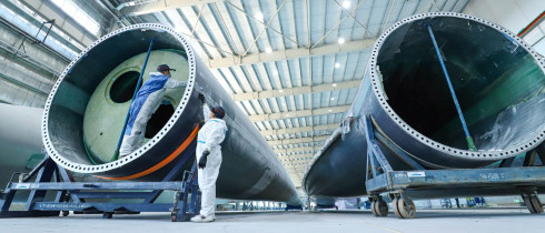 staff member uses intelligent inspection technology to check the quality of fan blades on the inspection line of Shanghai Electric's wind turbine blade production line, located in Nanhua Industrial Park, Gaotai County, Zhangye city, Gansu province, China, March 7, 2024.