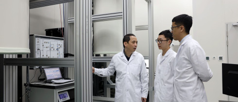 Chinese quantum physicist Zhu Xiaobo (1st L) has a discussion with his students at a laboratory in Hefei, east China's Anhui Province, on March 3, 2025. Chinese scientists unveiled a superconducting quantum computer prototype named "Zuchongzhi 3.0" with 105 qubits on Monday (Beijing Time)